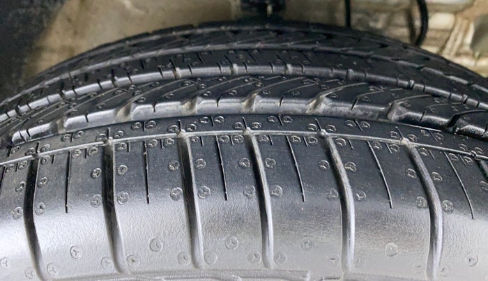 2019 Mahindra XUV300 1.5 W6 MT, Diesel, Manual, 43,660 km, Right Front Tyre Tread