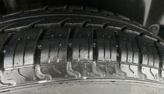 2016 Maruti Swift LXI (O), Petrol, Manual, 8,717 km, Right Rear Tyre Tread