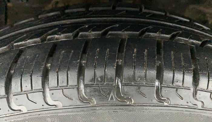 2016 Maruti Swift LXI (O), Petrol, Manual, 8,717 km, Left Front Tyre Tread