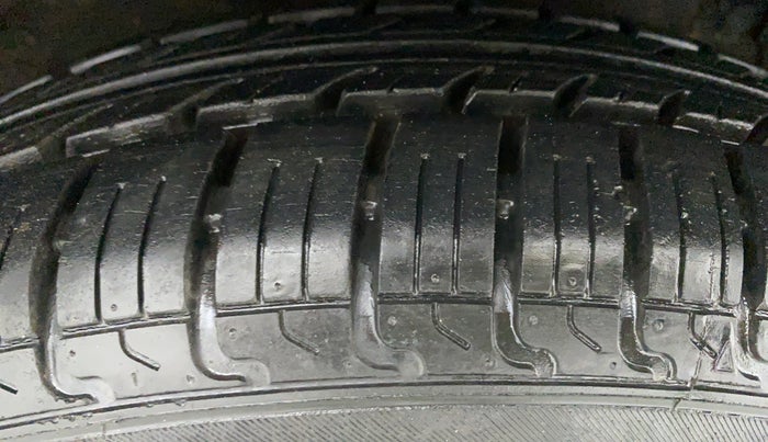 2016 Maruti Swift LXI (O), Petrol, Manual, 8,717 km, Right Front Tyre Tread