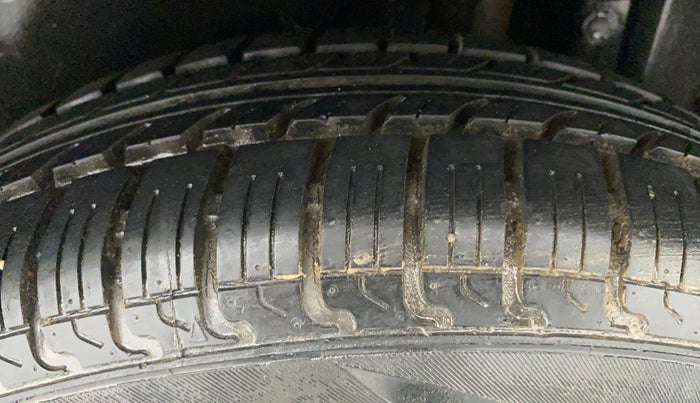 2016 Maruti Swift LXI (O), Petrol, Manual, 8,717 km, Left Rear Tyre Tread