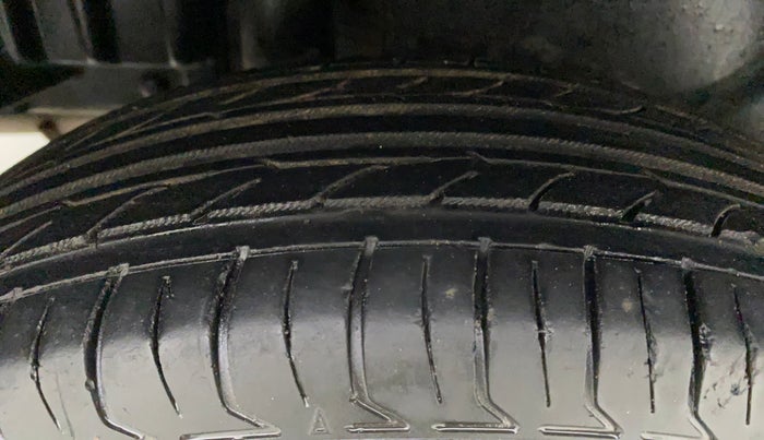 2014 Maruti Swift Dzire VXI, Petrol, Manual, 48,522 km, Right Rear Tyre Tread