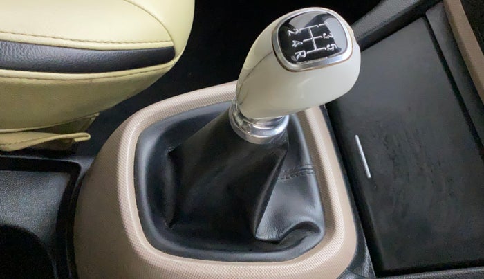 2014 Hyundai Xcent SX 1.2, Petrol, Manual, 42,695 km, Gear lever - Knob cover torn
