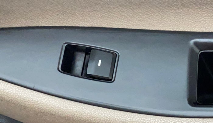 2016 Hyundai Elite i20 ASTA 1.2, Petrol, Manual, 1,10,065 km, Right rear window switch / handle - Minor damage