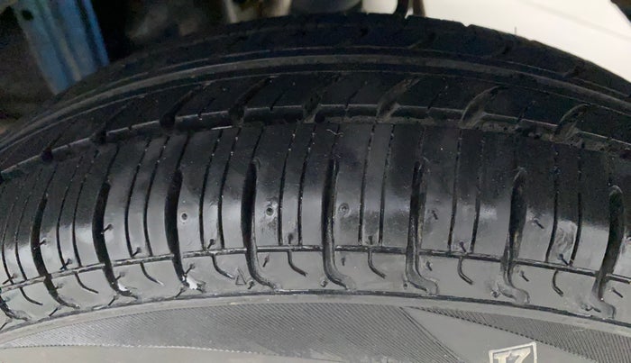 2016 Maruti Alto 800 LXI, Petrol, Manual, 19,821 km, Left Rear Tyre Tread