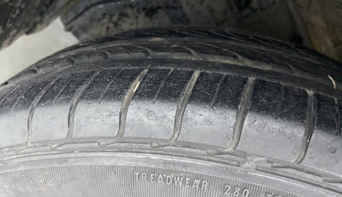 2015 Maruti Ciaz  ZDI SHVS, Diesel, Manual, 76,835 km, Left Front Tyre Tread