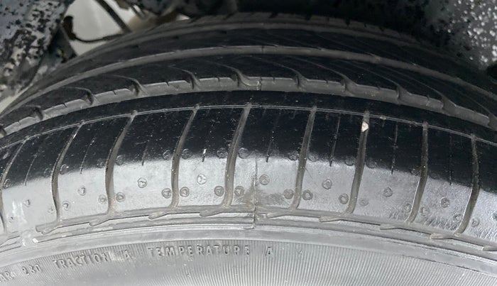 2015 Maruti Ciaz  ZDI SHVS, Diesel, Manual, 76,835 km, Left Rear Tyre Tread