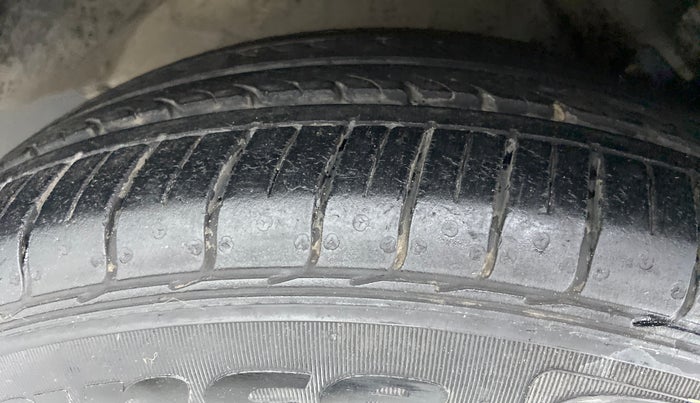 2015 Maruti Ciaz  ZDI SHVS, Diesel, Manual, 76,835 km, Right Front Tyre Tread