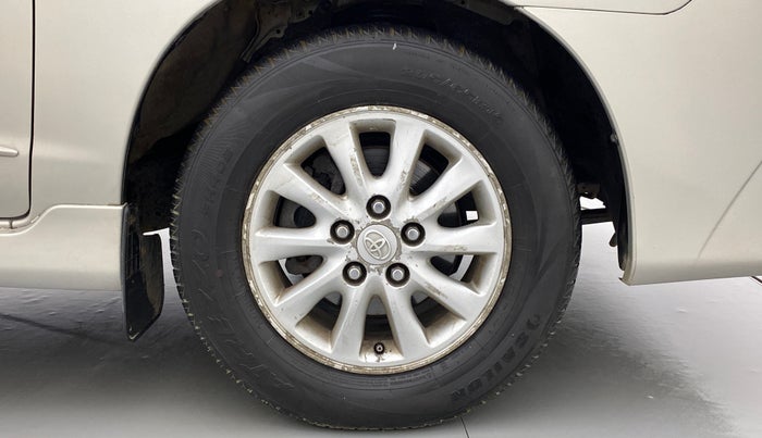 2013 Toyota Innova 2.5 VX 8 STR BS IV, Diesel, Manual, 2,81,647 km, Right Front Wheel