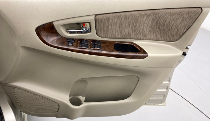 2013 Toyota Innova 2.5 VX 8 STR BS IV, Diesel, Manual, 2,81,647 km, Driver Side Door Panels Control