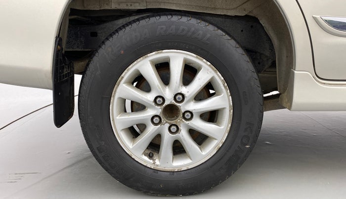 2013 Toyota Innova 2.5 VX 8 STR BS IV, Diesel, Manual, 2,81,647 km, Right Rear Wheel
