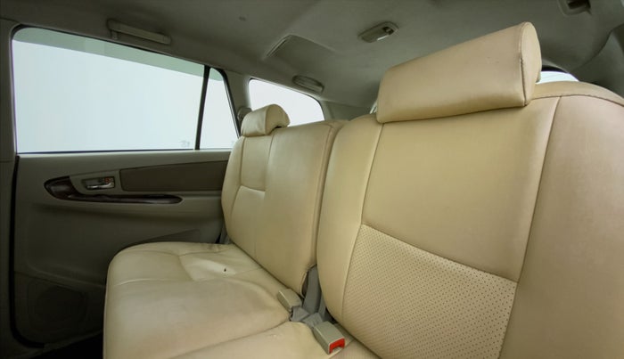 2013 Toyota Innova 2.5 VX 8 STR BS IV, Diesel, Manual, 2,81,647 km, Right Side Rear Door Cabin