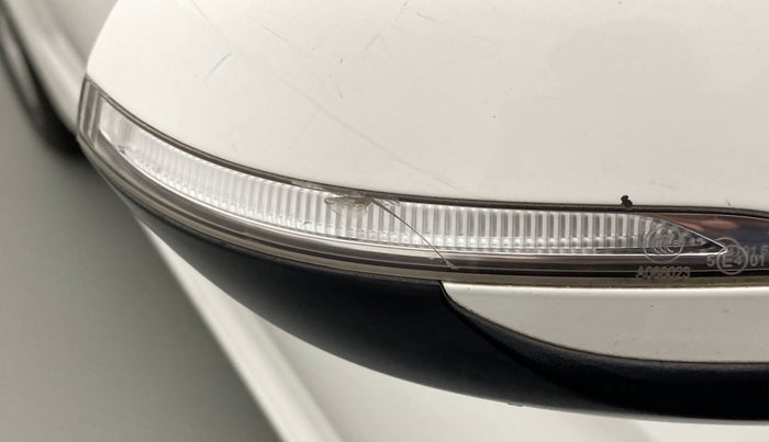 2019 Hyundai New Elantra 2.0 SX(O) AT PETROL, Petrol, Automatic, 65,890 km, Right rear-view mirror - Indicator light has minor damage