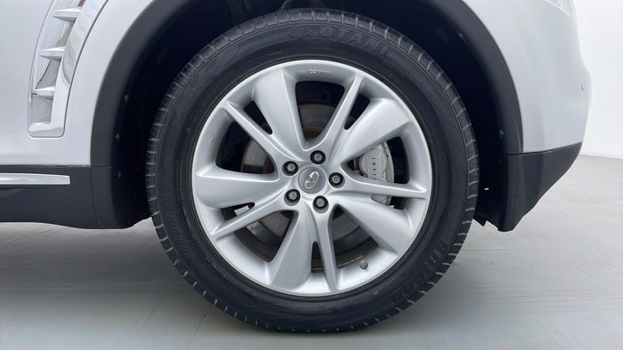 INFINITI QX70-Right Front Tyre