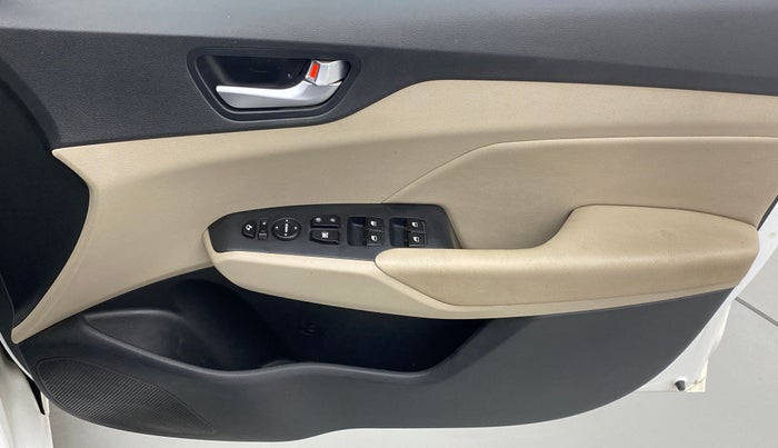 2017 Hyundai Verna 1.6 VTVT SX (O) AT, CNG, Automatic, 33,561 km, Driver Side Door Panels Control