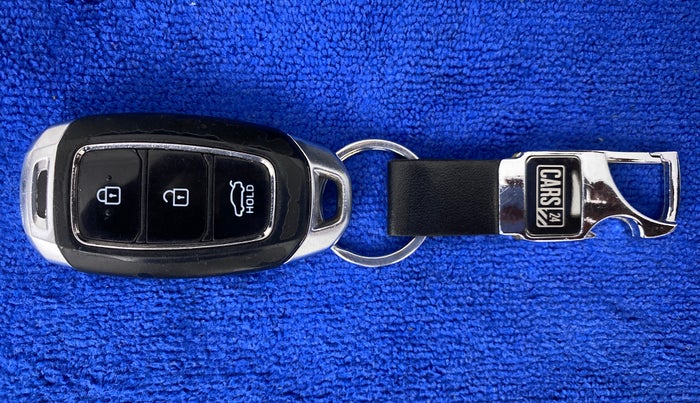 2017 Hyundai Verna 1.6 VTVT SX (O) AT, CNG, Automatic, 33,561 km, Key Close Up