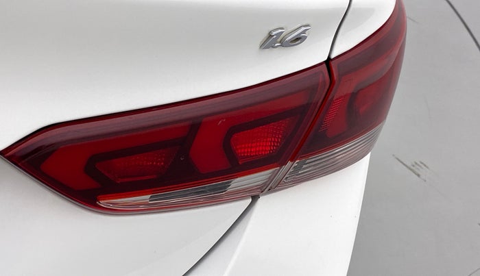 2017 Hyundai Verna 1.6 VTVT SX (O) AT, CNG, Automatic, 33,561 km, Right tail light - Minor scratches