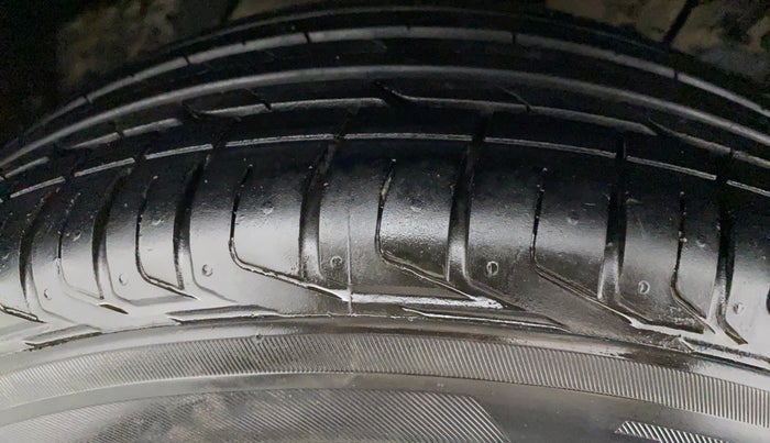 2016 Maruti Vitara Brezza ZDI PLUS DUAL TONE, Diesel, Manual, 1,22,971 km, Right Front Tyre Tread
