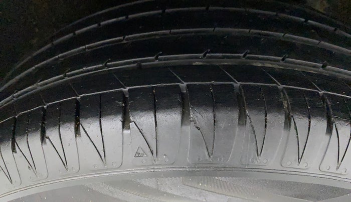 2016 Maruti Vitara Brezza ZDI PLUS DUAL TONE, Diesel, Manual, 1,22,971 km, Left Rear Tyre Tread