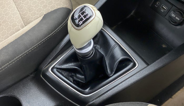 2014 Hyundai Elite i20 SPORTZ 1.2, Petrol, Manual, 82,582 km, Gear lever - Knob cover torn