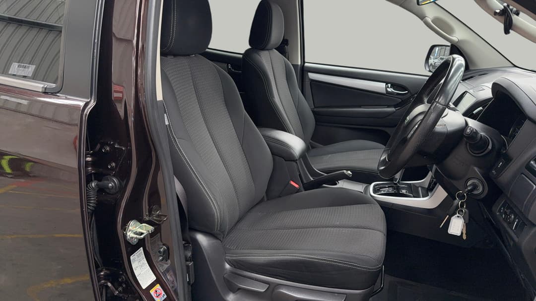2017 Isuzu MU-X Ls-u (4x2), Automatic, 117992 km, Right Side Front Door Cabin View