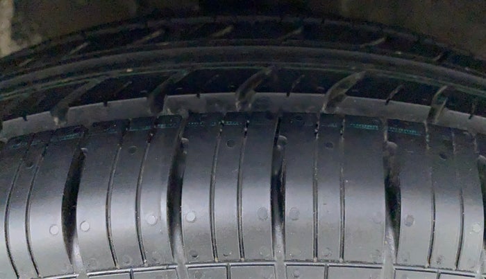 2014 Maruti Ritz VXI, Petrol, Manual, 59,042 km, Right Front Tyre Tread