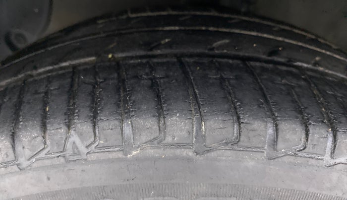 2014 Hyundai Xcent SX 1.2 OPT, Petrol, Manual, 72,594 km, Left Front Tyre Tread
