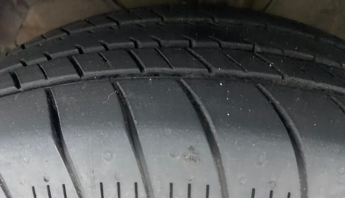 2016 Maruti Baleno DELTA PETROL 1.2, Petrol, Manual, 39,444 km, Left Front Tyre Tread