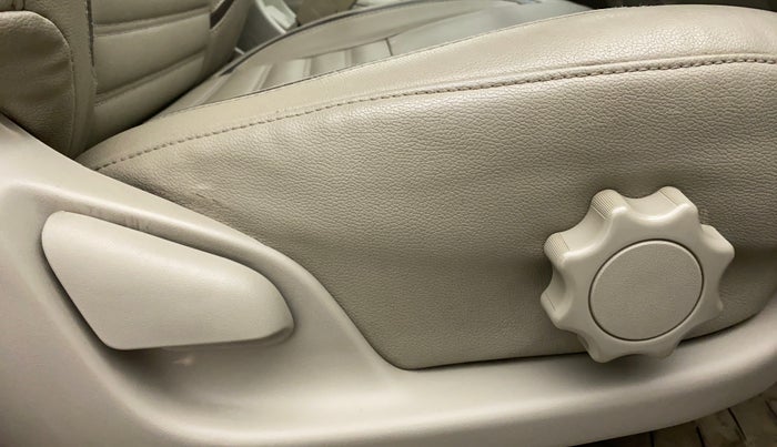 2014 Toyota Innova 2.5 VX 8 STR BS IV, Diesel, Manual, 93,788 km, Driver Side Adjustment Panel