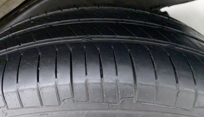 2014 Toyota Innova 2.5 VX 8 STR BS IV, Diesel, Manual, 93,788 km, Left Rear Tyre Tread