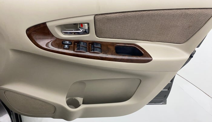 2014 Toyota Innova 2.5 VX 8 STR BS IV, Diesel, Manual, 93,788 km, Driver Side Door Panels Control