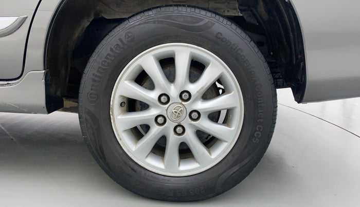 2014 Toyota Innova 2.5 VX 8 STR BS IV, Diesel, Manual, 93,788 km, Left Rear Wheel