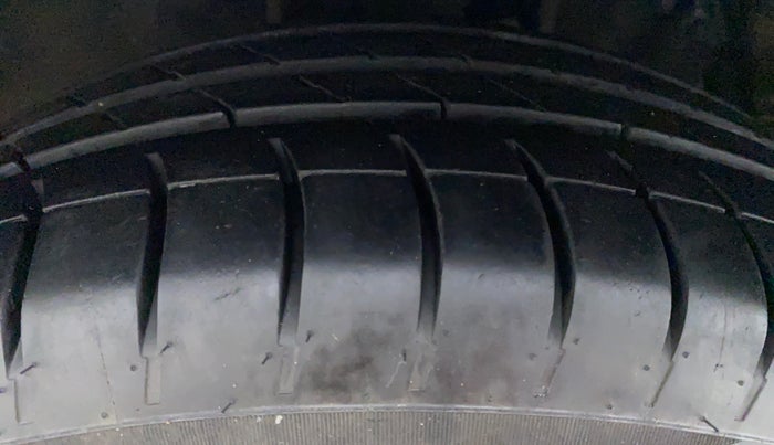 2014 Toyota Innova 2.5 VX 8 STR BS IV, Diesel, Manual, 93,788 km, Left Front Tyre Tread