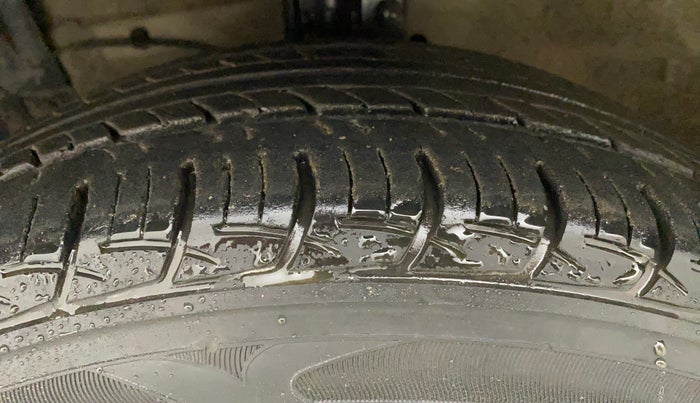 2014 Maruti Ciaz ZXI, Petrol, Manual, 71,324 km, Left Front Tyre Tread