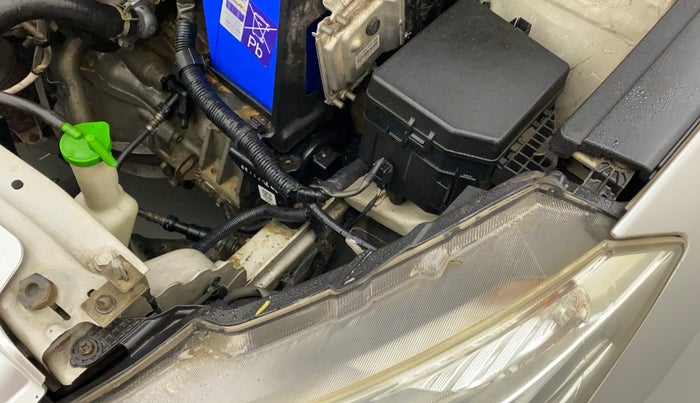 2014 Maruti Ciaz ZXI, Petrol, Manual, 71,324 km, Left headlight - Clamp has minor damage