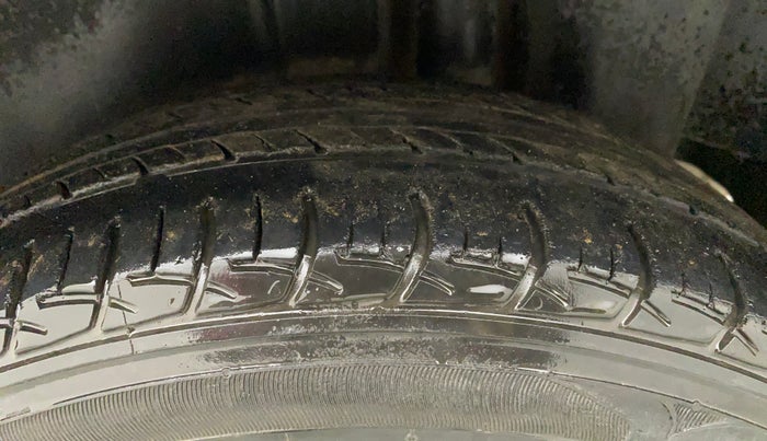 2014 Maruti Ciaz ZXI, Petrol, Manual, 71,324 km, Left Rear Tyre Tread