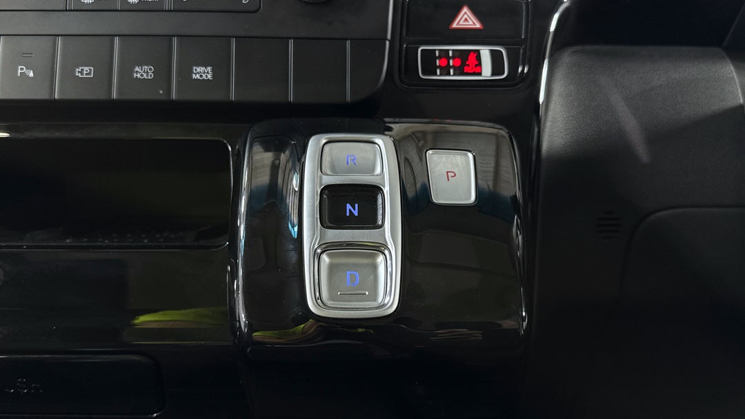 2024 Hyundai Staria ., Automatic, 48958 km, Gear Lever 