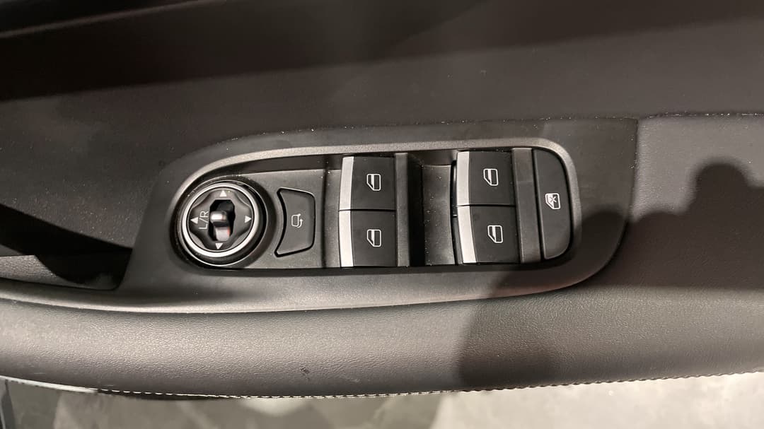 2025 Chery Tiggo 4 Ultimate, Automatic, 9755 km, Drivers Side Door Panel Controls