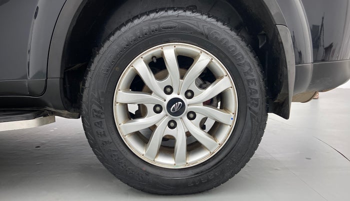 2016 Mahindra XUV500 W10, Diesel, Manual, 1,63,495 km, Left Rear Wheel