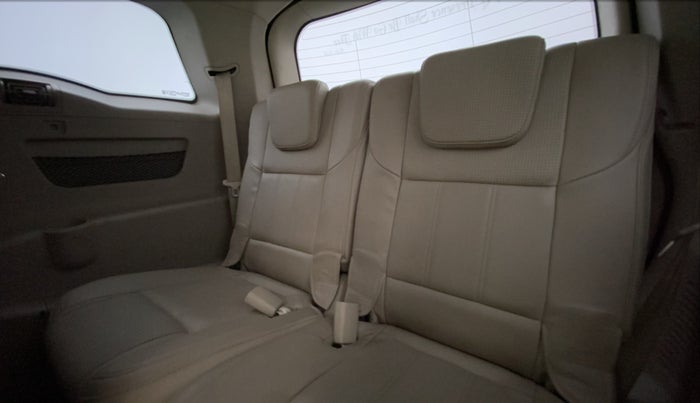 2016 Mahindra XUV500 W10, Diesel, Manual, 1,63,495 km, Third Seat Row ( optional )