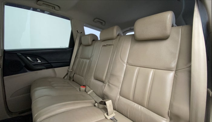 2016 Mahindra XUV500 W10, Diesel, Manual, 1,63,495 km, Right Side Rear Door Cabin