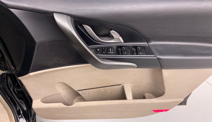 2016 Mahindra XUV500 W10, Diesel, Manual, 1,63,495 km, Driver Side Door Panels Control