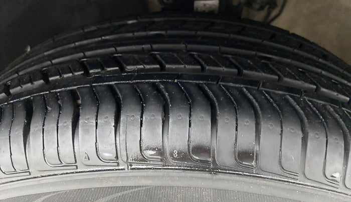 2015 Volkswagen Vento COMFORTLINE MT PETROL, Petrol, Manual, 68,487 km, Left Front Tyre Tread