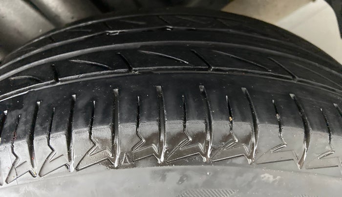 2015 Volkswagen Vento COMFORTLINE MT PETROL, Petrol, Manual, 68,487 km, Left Rear Tyre Tread