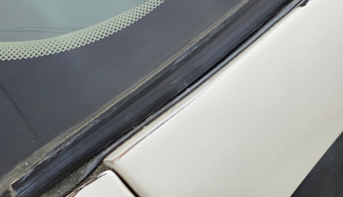 2010 Hyundai Santro Xing GL, Petrol, Manual, 23,502 km, Left A pillar - Paint is slightly faded