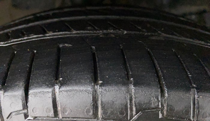 2015 Honda City 1.5L I-VTEC V MT, Petrol, Manual, 1,07,935 km, Right Front Tyre Tread