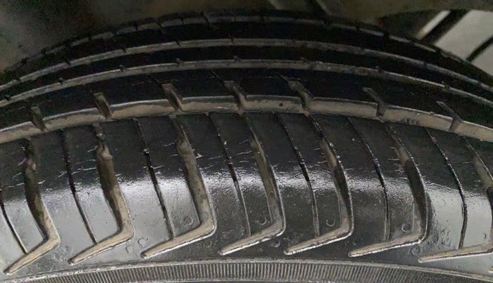 2016 Datsun Redi Go T, CNG, Manual, 28,434 km, Right Rear Tyre Tread