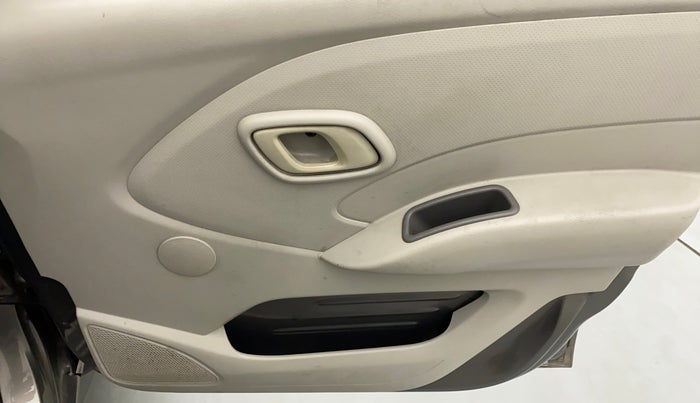 2016 Datsun Redi Go T, CNG, Manual, 28,434 km, Driver Side Door Panels Control