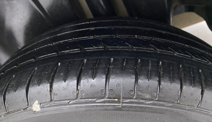 2017 Maruti Ciaz ALPHA 1.4 VVT, Petrol, Manual, 71,000 km, Left Rear Tyre Tread