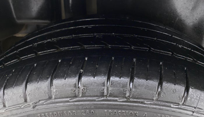 2017 Maruti Ciaz ALPHA 1.4 VVT, Petrol, Manual, 71,000 km, Right Rear Tyre Tread